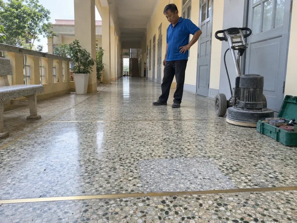 Ảnh minh họa khảo sát vùng sửa và hoàn thiện nền Terrazzo có đường phân chia