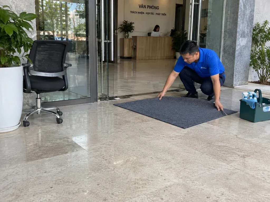 Ảnh minh họa kiểm tra đường đi giảm bóng trên nền đá ở cửa văn phòng